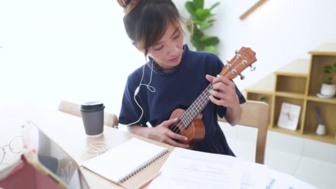 亚洲女性在家在线学习夏威夷四弦琴