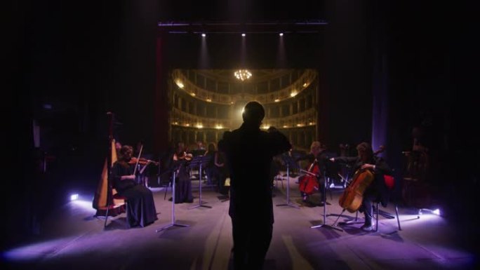 指挥交响乐团指挥的电影镜头，表演者演奏小提琴，大提琴和小号