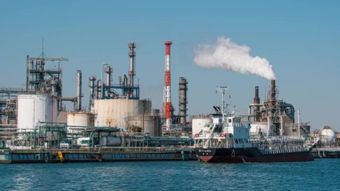 蒸汽烟雾，工厂和工业污染概念在河旁的炼油工业区的时间流逝