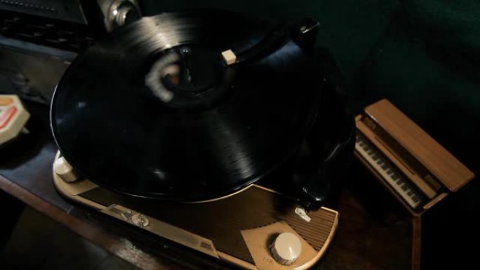 留声机里的一张旧唱片。特写。