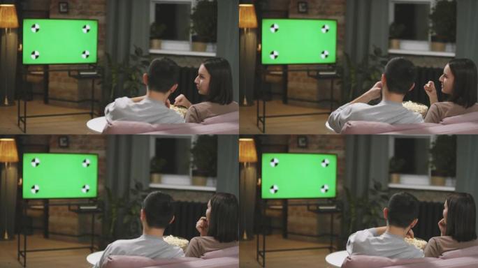 夫妇在电视上看足球