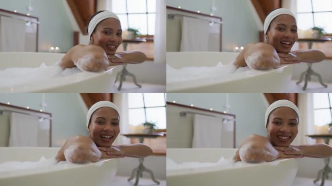 混血女人洗澡的肖像看着相机微笑