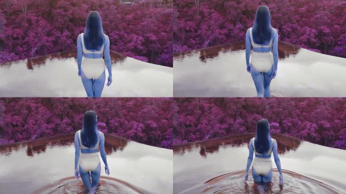 蓝色外星人女人走进游泳池，在外星星球上的酒店水疗中心享受异国度假，可以看到奇怪的紫色森林