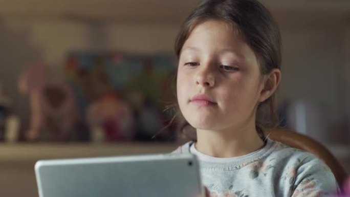 一个快乐的小女孩的真实照片很有趣，可以用平板电脑向她房间的朋友或亲戚进行自拍或技术视频通话。概念: 