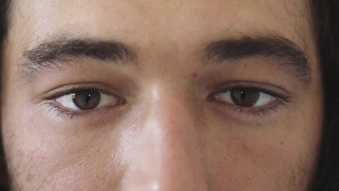 眼睛，视力和心态与一个男人在工作室的特写镜头，用于眼镜，验光或处方镜片。在配镜师或验光师任命期间内有