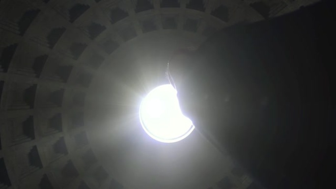 女人在意大利罗马万神殿的圆顶顶部看着古罗马的眼。