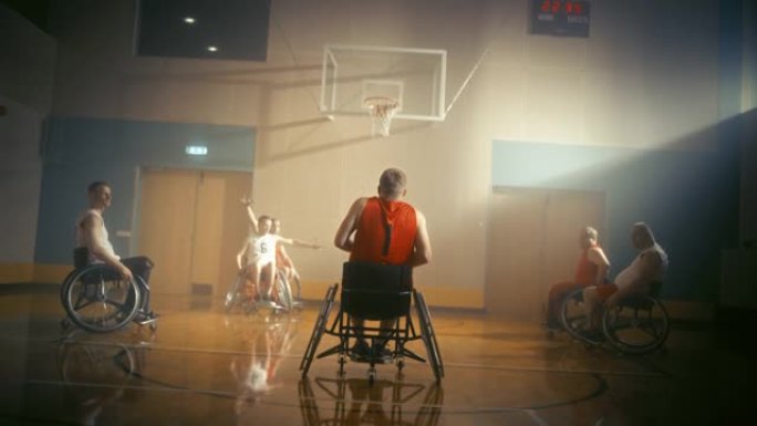 轮椅篮球比赛: 职业球员比赛，运球，传球，射门和进球。庆祝残疾人。时尚的电影慢动作荷兰角度拍摄