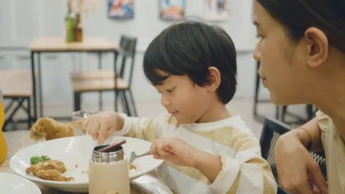 餐厅快乐的家庭日。