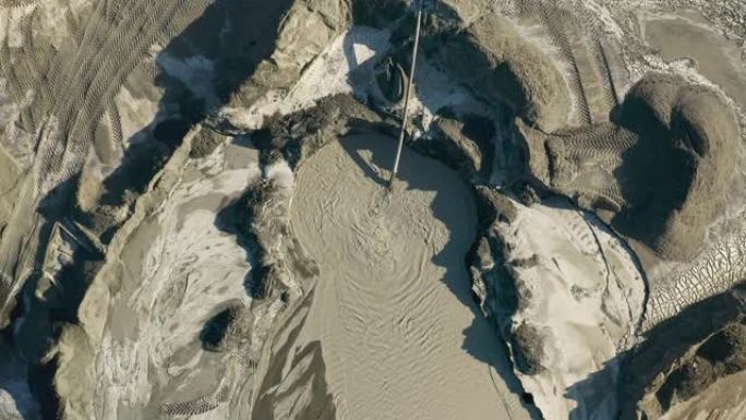 高空中缩小对环境有害的有毒酸性矿山排水的圆形视图倒入矿山的尾矿坝