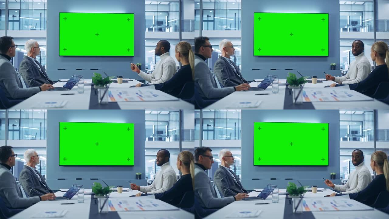 办公室会议室会议使用绿屏色键电视: 高层管理人员，高管的多种族群体交谈。商人致力于电子商务战略。中宽