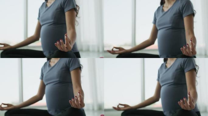 孕妇在家练习瑜伽打坐