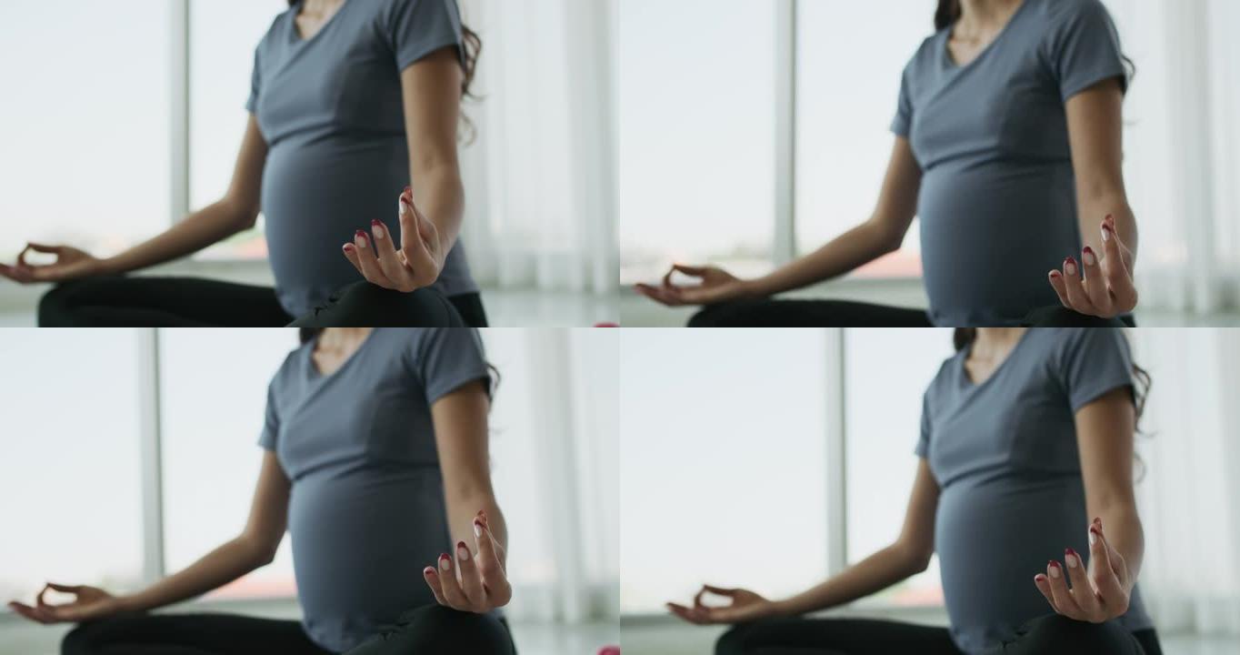 孕妇在家练习瑜伽打坐