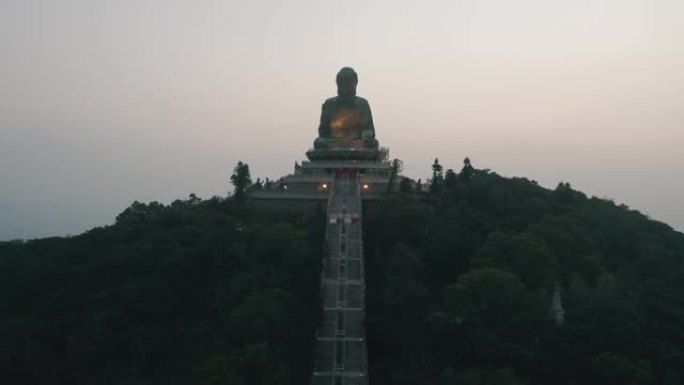 大佛的无人机景观在晚上点亮