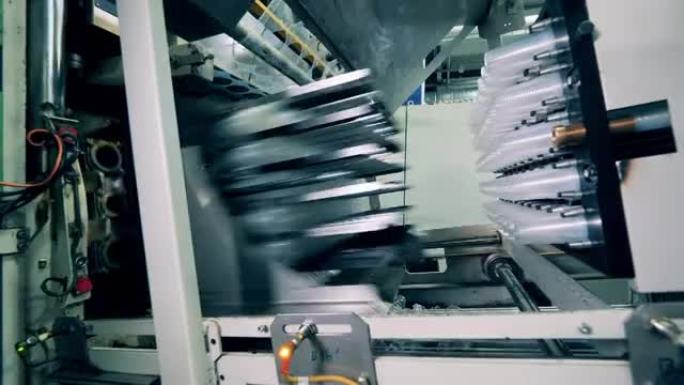 工业机器正在制造塑料容器