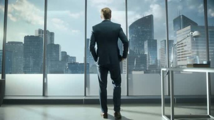 成功的年轻商人穿着一套完美的西装，站在他现代的办公室里，看着窗外的摩天大楼。成功的财务经理计划项目策