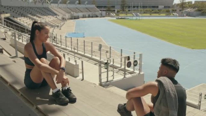 两名运动员在训练中休息时聊天的4k视频片段