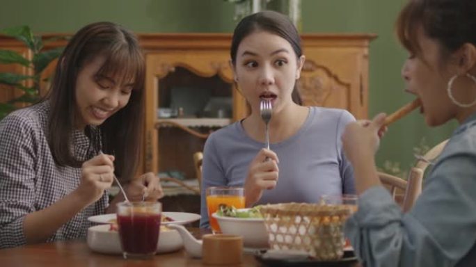 亚洲女孩朋友快乐讨论舒适放松餐饮美味自助餐厅。