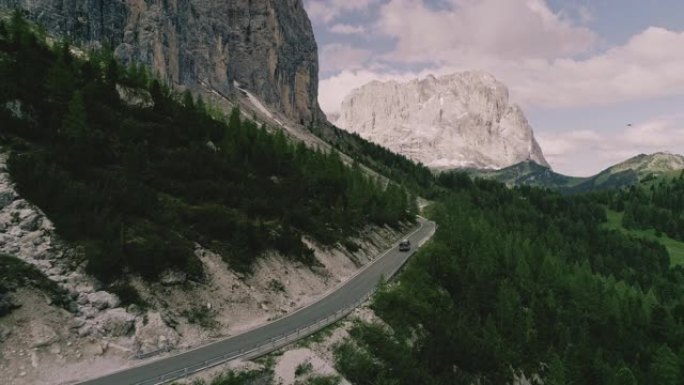 无人机拍摄了在山路上行驶的面包车