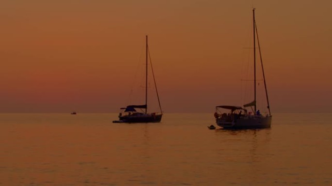 意大利托斯卡纳厄尔巴岛海岸附近一艘帆船的景色。
