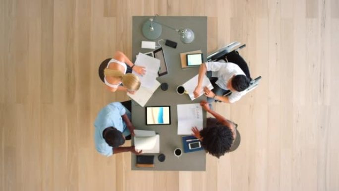 笔记本电脑上的商务会议，团队合作和协作员工，负责计划，技术和数字营销策略。企业B2B KPI成长与网