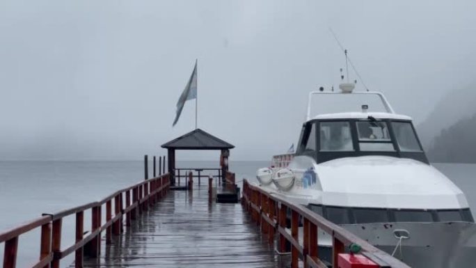 停泊在阿根廷内乌肯省巴塔哥尼亚拉卡湖圣马丁德洛斯安第斯山脉附近的奎拉基纳港的船。4k分辨率。