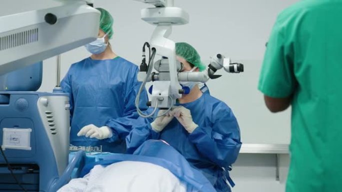 外科医生在眼科医院对患者进行白内障手术