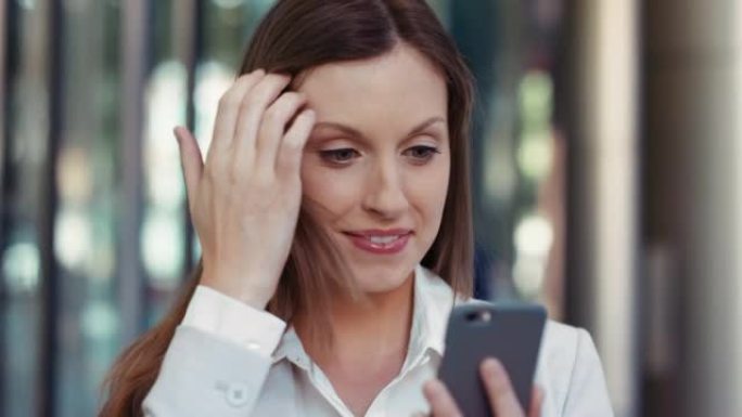 一名年轻女商人在现代办公室使用智能手机的4k视频片段
