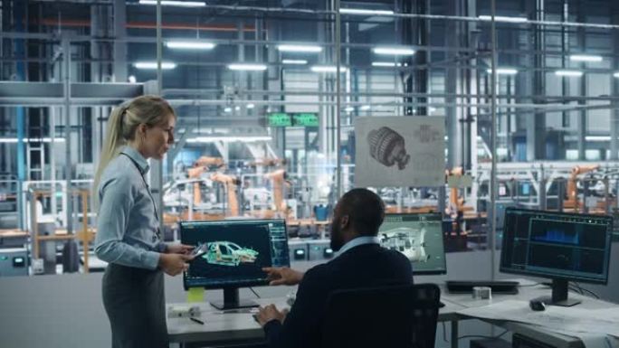 汽车工厂: 女主管与男汽车工程师交谈，使用计算机为高科技发动机设计先进的3D模型。自动机械臂装配线制