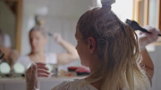 女人在镜子前染发自己染头发的女人背影照镜