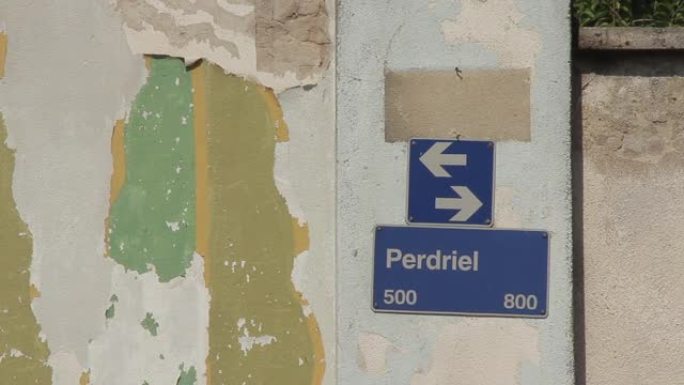 阿根廷布宜诺斯艾利斯墙上的街道名称牌匾。特写。