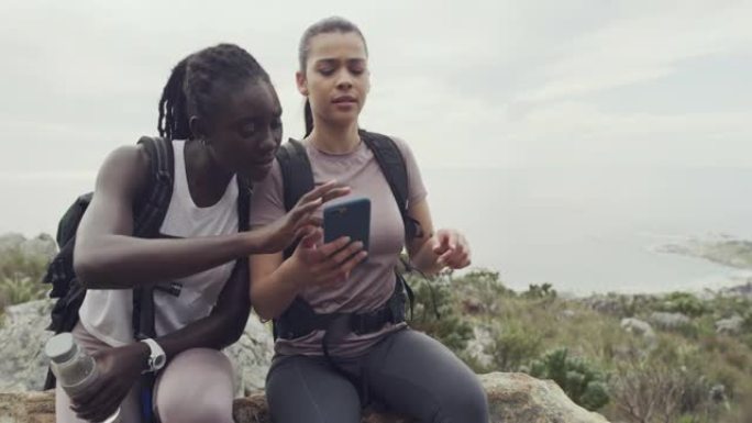 两名徒步旅行者使用电话的4k视频片段