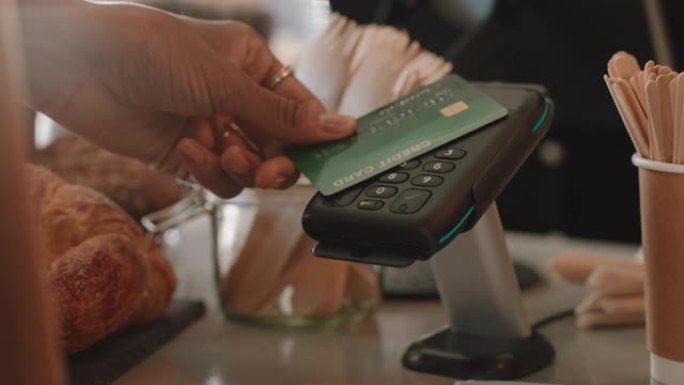 通过数字交易服务关闭使用信用卡非接触式支付在咖啡馆消费的客户付款