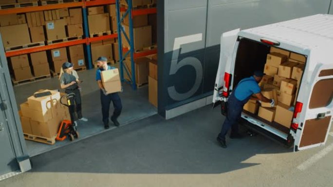 在物流零售商仓库外，经理使用平板电脑，工人开始用纸板箱装载送货卡车。在线订单、采购、电子商务商品。高