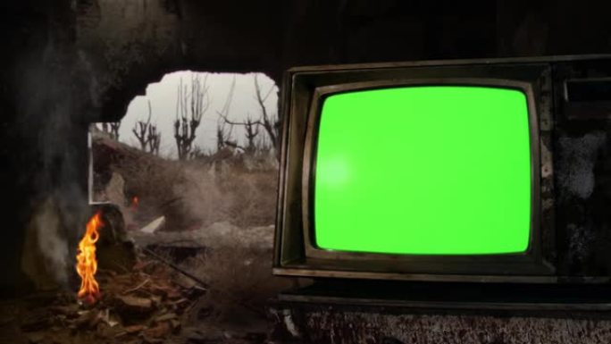 老式电视机，绿屏在一栋被拆除的旧建筑内。