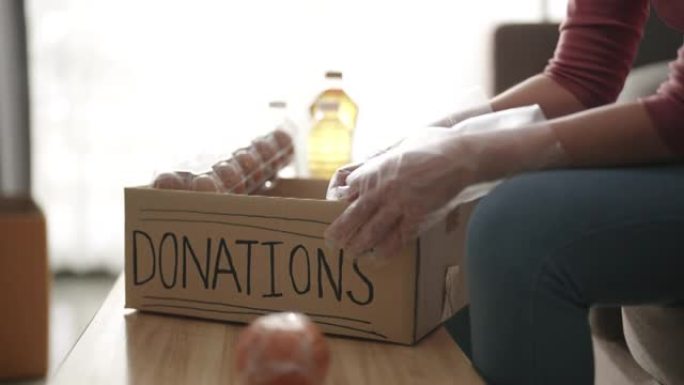 女人将食物放入捐赠盒，捐赠和慈善概念