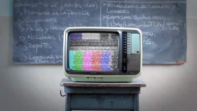 教室里的黑板上有色度键蓝屏的古代电视。放大。4k分辨率。