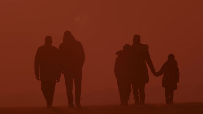 SLO MO LS带着三个孩子的家庭在黄昏时走在山上