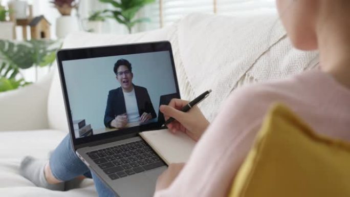 年轻的亚洲日本女学生在线学习虚拟学习研讨会。