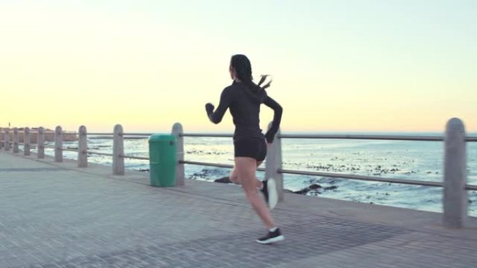 女子跑步、沙滩和运动训练，健身、马拉松运动或户外有氧运动。跑步者锻炼，运动员在开普敦海洋上进行能量跑