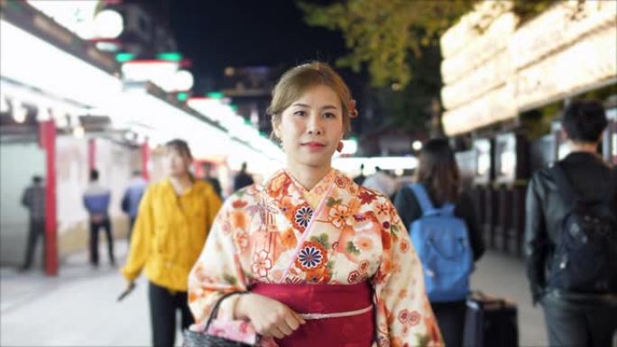 日本女子和服晚上在步行街