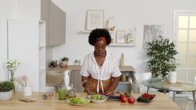 非裔美国妇女在厨房做沙拉