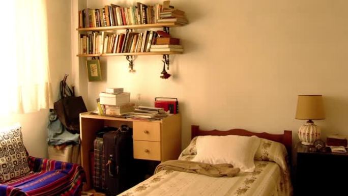 早上舒适卧室的内部。