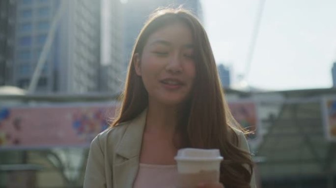 年轻的亚洲女商人与她的朋友进行视频通话