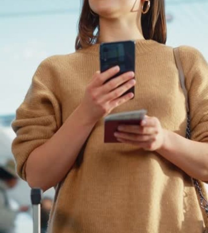 垂直屏幕。机场航站楼: 快乐旅行的白人妇女在登机口等待登机，使用移动智能手机，在互联网上检查旅行目的