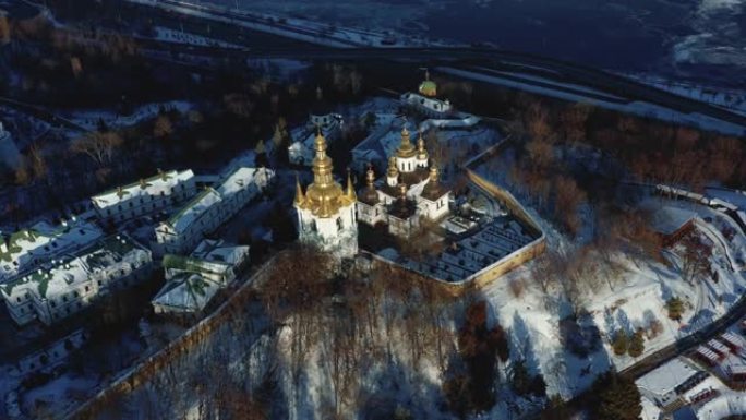 历史悠久的基辅Pechersk Lavra大教堂地标建筑在宁静的阳光明媚的冬季景观上的空中高角度拍摄