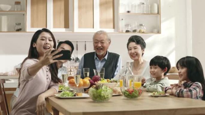 亚洲家庭一边吃饭一边自拍