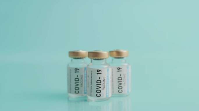 白天空诊所桌子上新型冠状病毒肺炎疫苗小瓶的4k录像