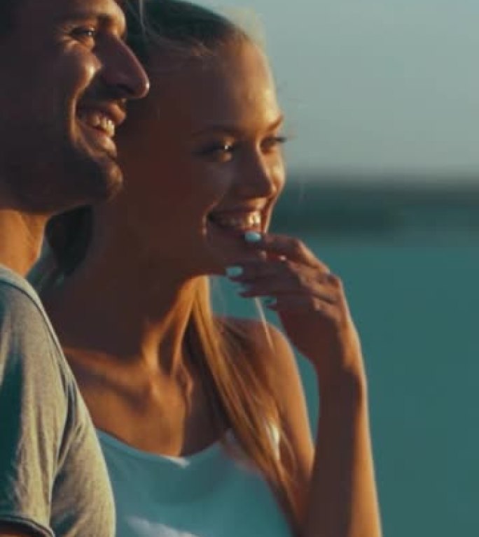 微笑的夫妇站在海景背景上。慢动作