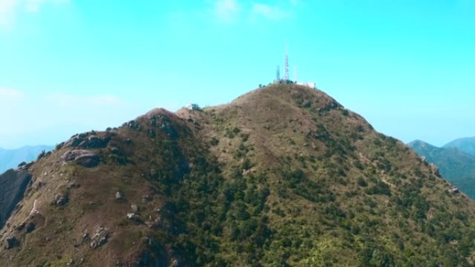 热带绿山上的电信塔，空中拍摄