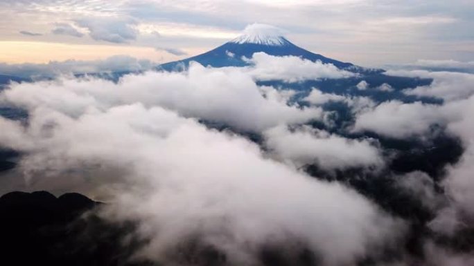 富士山的空中拍摄。早晨的云层和移动的薄雾，藤山